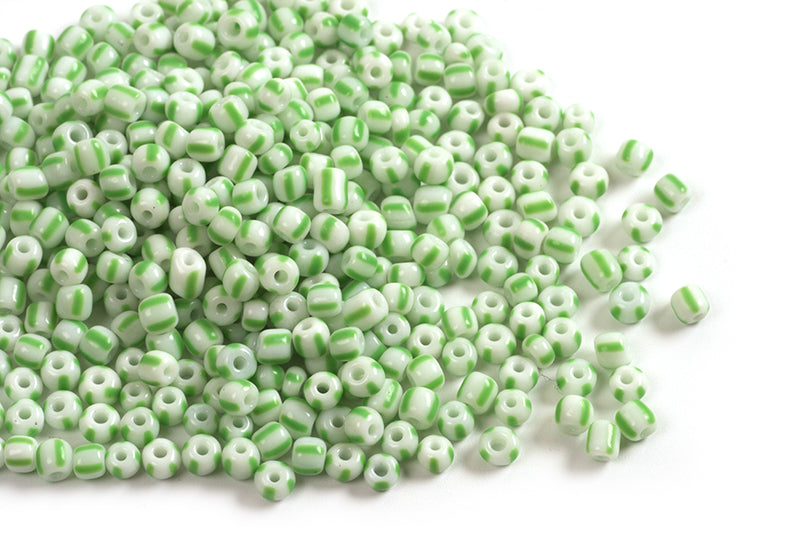 Seed beads, stribede, 8/0, ca. 3-3,5x2-2,5 mm, grøn/hvid, ca. 15 gram