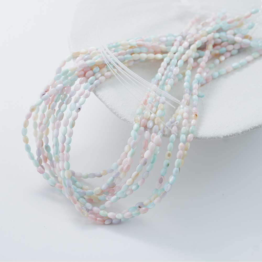 Naturlige Macaroner skal perler,risformet 5mm, hel streng 38cm.