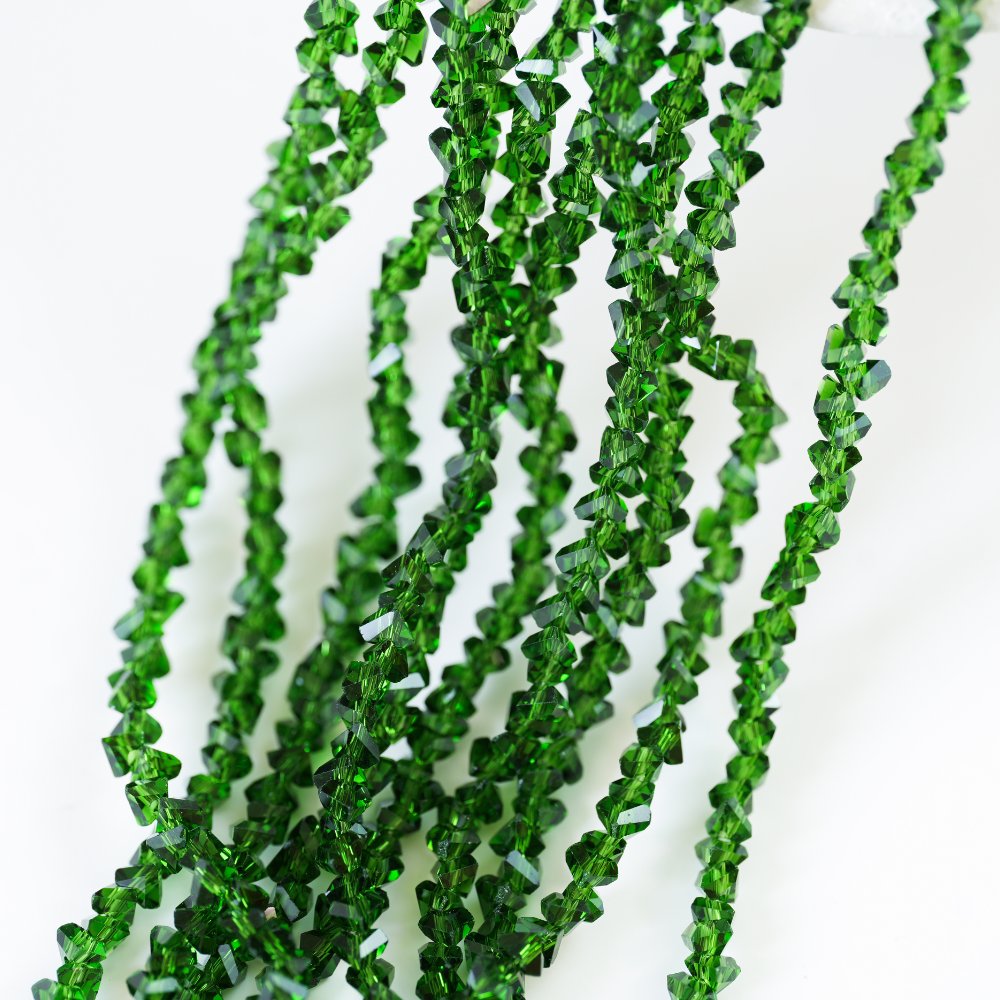 Zirkon,Trekantet rombe,3mm/29cm,Hel Streng - Smaragd