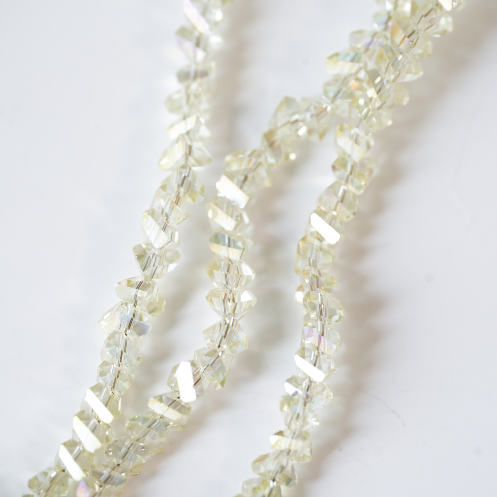 Zirkon,Trekantet rombe,4mm/32cm,Hel Streng - Lysegul