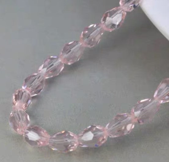 Bjergkrystal , facetteret oval 7.5 × 12 mm , hel streng