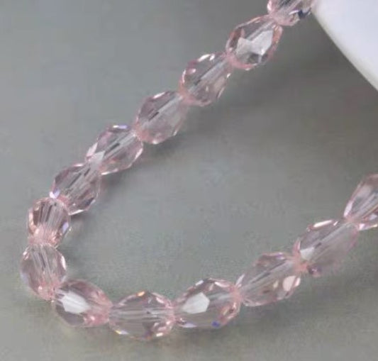 Bjergkrystal , facetteret oval 7.5 × 12 mm , hel streng