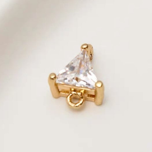 Vedhæng, trekant m/ zirkoniasten, 6 x10 mm. FG, 5 stk.