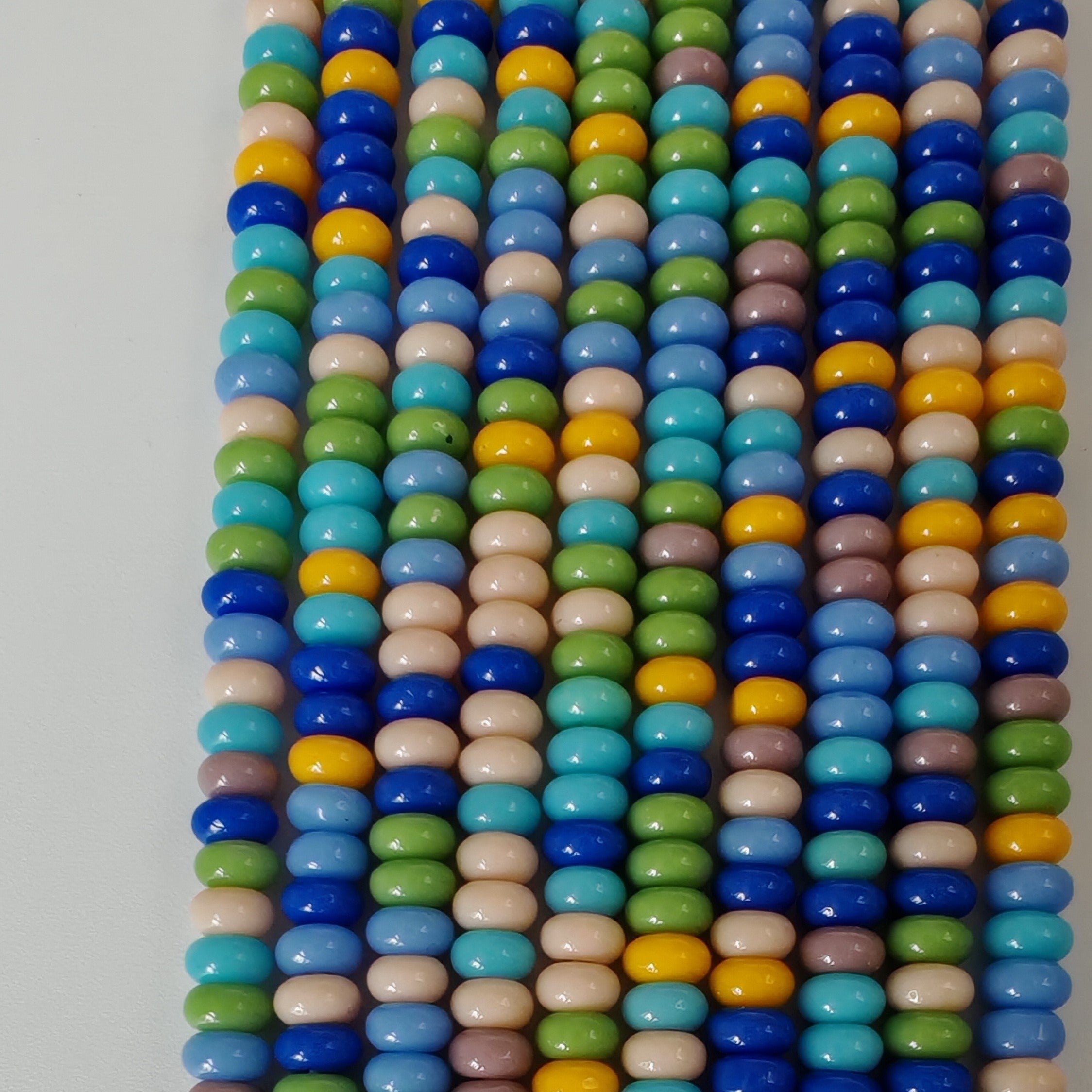 Tourmalin , oblate, ca. 2×4 mm, 1 streng