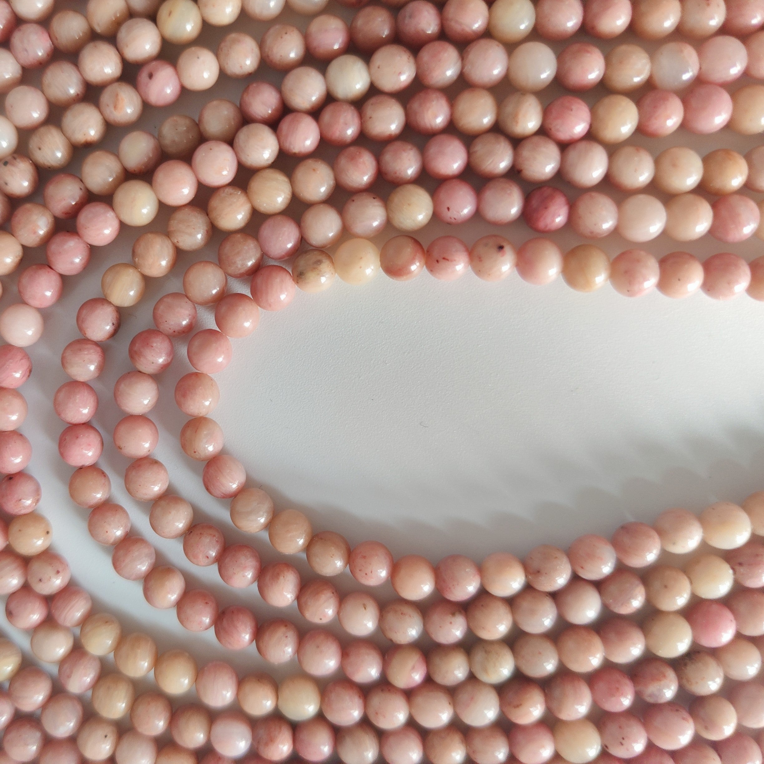 Rhodonite , rund 4 mm , hel streng