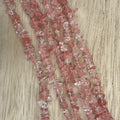 Bjergkrystal, chips, jordbær pink ，ca. 3-5 x 3-5 mm, 1 streng