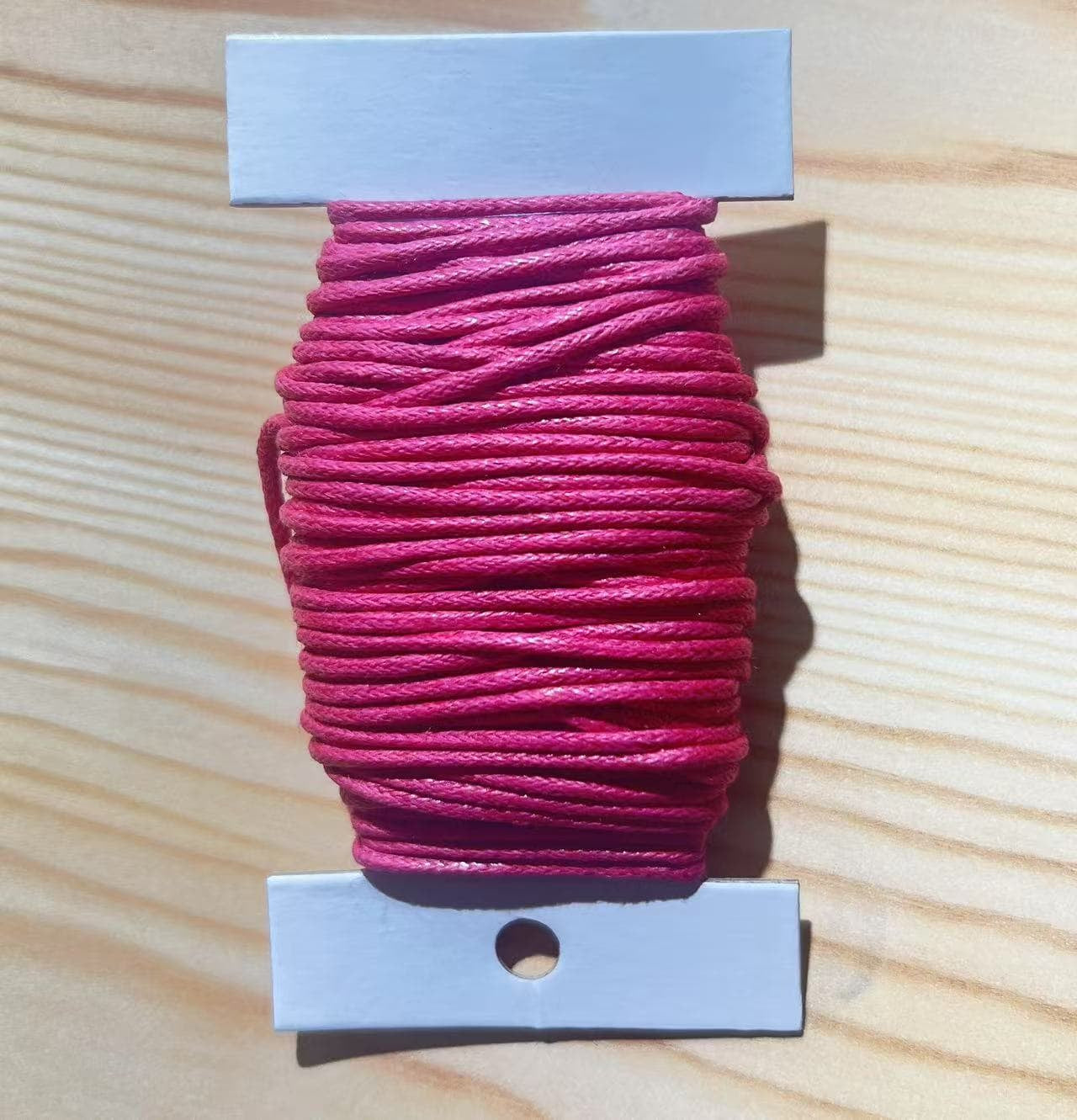 Bomuldssnøre, vokset, mørk pink, 1,5 mm, 10 meter