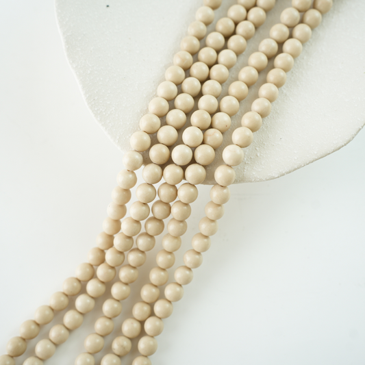 Hvid forstenet sten，8mm rund，hel streng 38cm