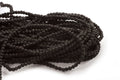 Lavasten, rund, blank, sort, 4 mm, 1 streng