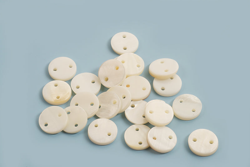 Shell pearls, mønt m/2 huller, ca.10x1,5 mm, hvid, 25 stk.