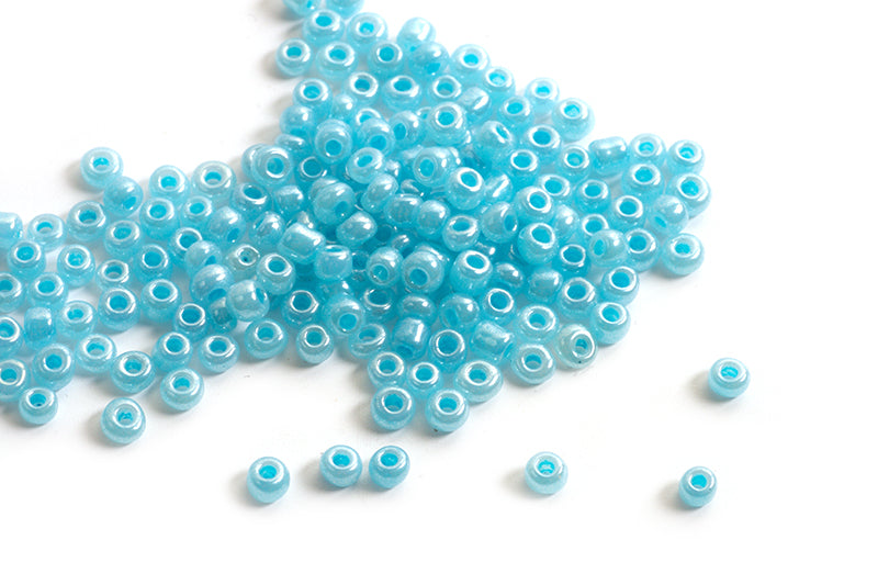 Seed beads, ca. 3 mm, lys turkis med shine, ca. 15 gram