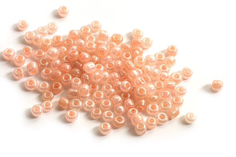 Seed beads, ca. 3 mm, ferskenfarvet med shine, ca. 15 gram