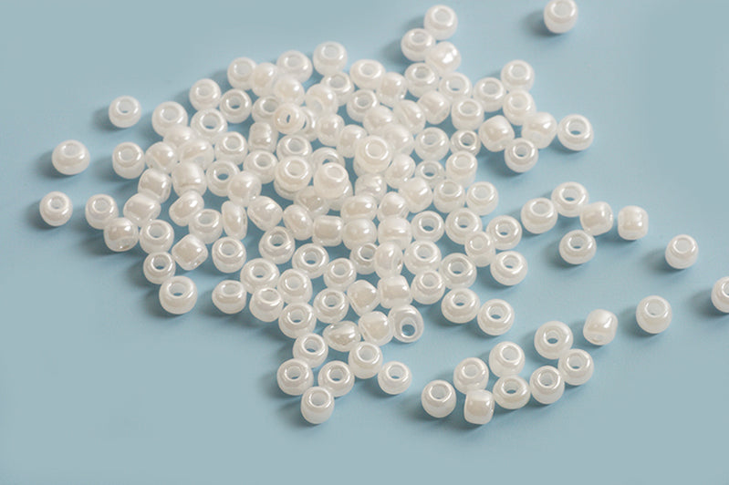 Seed beads, ca. 3 mm, hvid med shine, ca. 15 gram