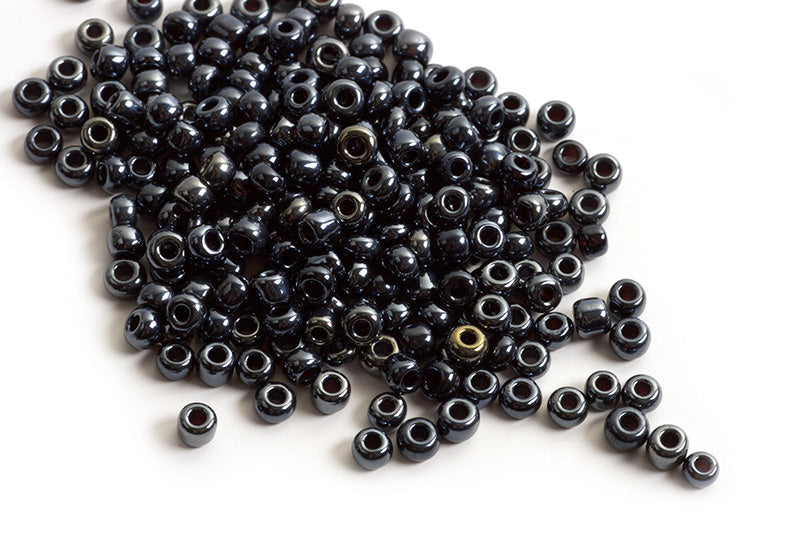 Seed beads, ca. 3 mm, sort med shine, ca. 15 gram