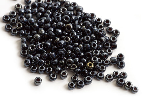 Seed beads, ca. 3 mm, sort med shine, ca. 15 gram