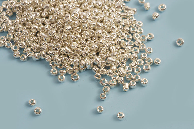 Seed beads, 12/0, 2x2 mm, sølvfarvede, ca. 15 gram