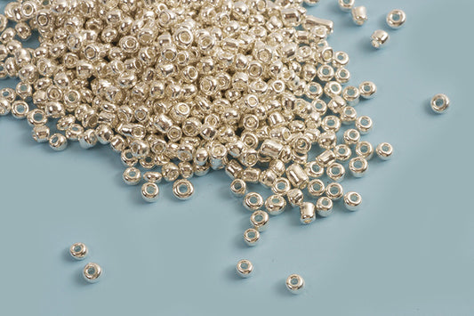 Seed beads, 8/0, ca. 3x2,3 mm, sølvfarvede, ca. 15 gram