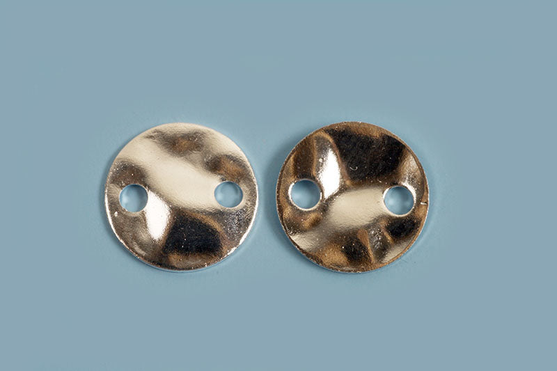 Mønt m/2 huller, ca. 8x1 mm, forsølvet med 925s, 2 stk.