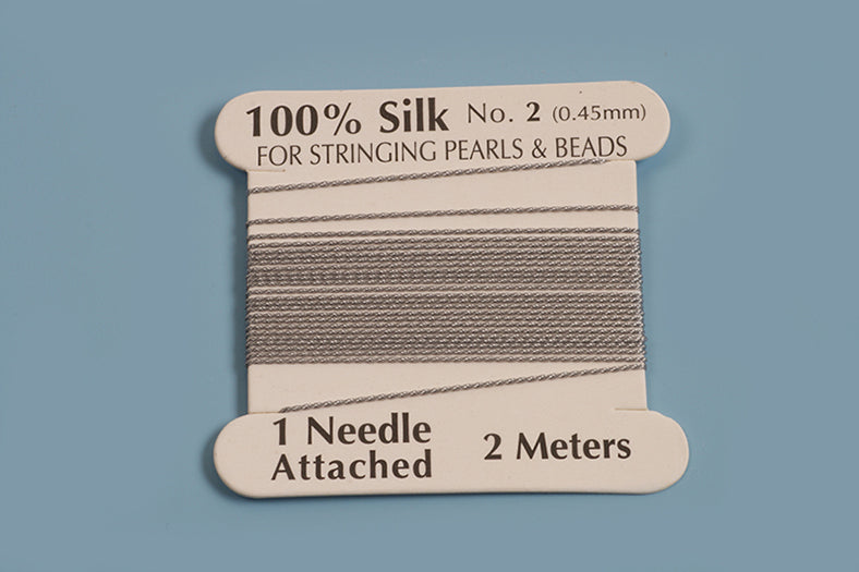 Silke perlesnor m/nål, 0,45 mm, grå, ca. 2 meter