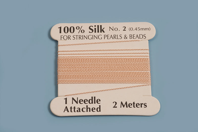 Silke perlesnor m/nål, 0,45 mm, lys coral, ca. 2 meter