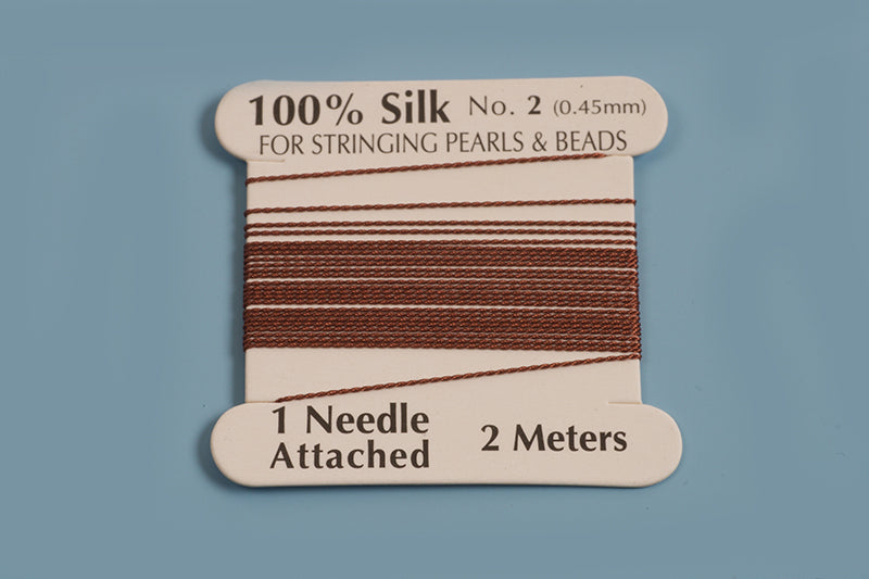Silke perlesnor m/nål, 0,45 mm, brun, ca. 2 meter