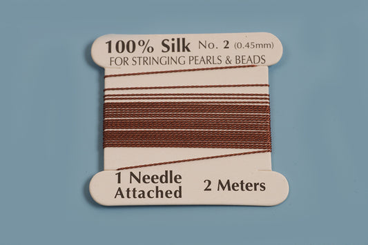 Silke perlesnor m/nål, 0,45 mm, brun, ca. 2 meter