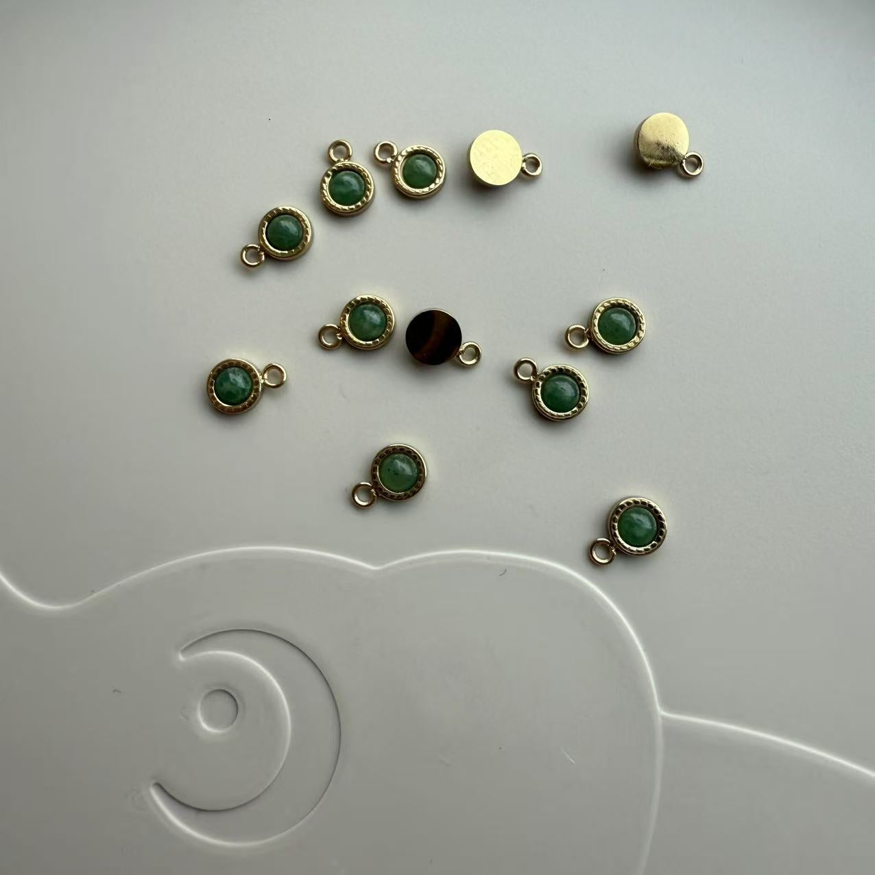 Vedhæng, m. grøn aventurin ca. 4.6 x 6.6 mm, FG 1 stk.rustfrit stål forgyldt med 18K guld, vandfast