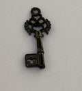 Vedhæng, nøgle m/klare zirkonia, ca. 28x11 mm,  2 stk.