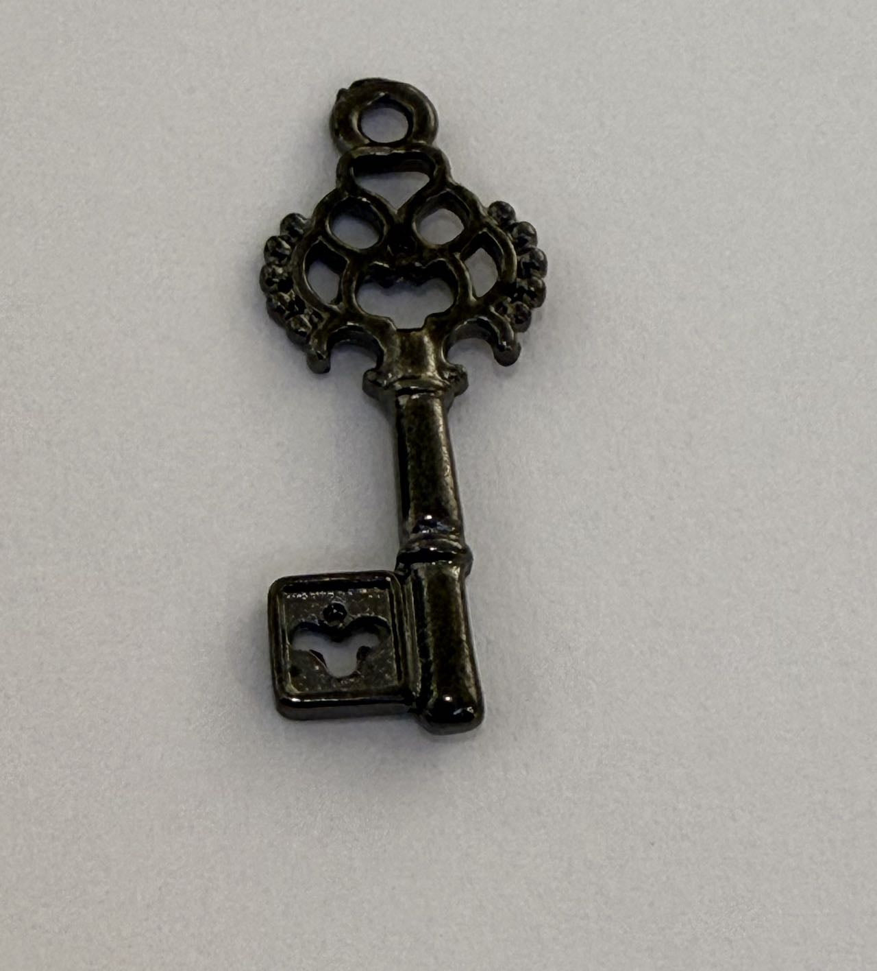 Vedhæng, nøgle m/klare zirkonia, ca. 28x11 mm,  2 stk.