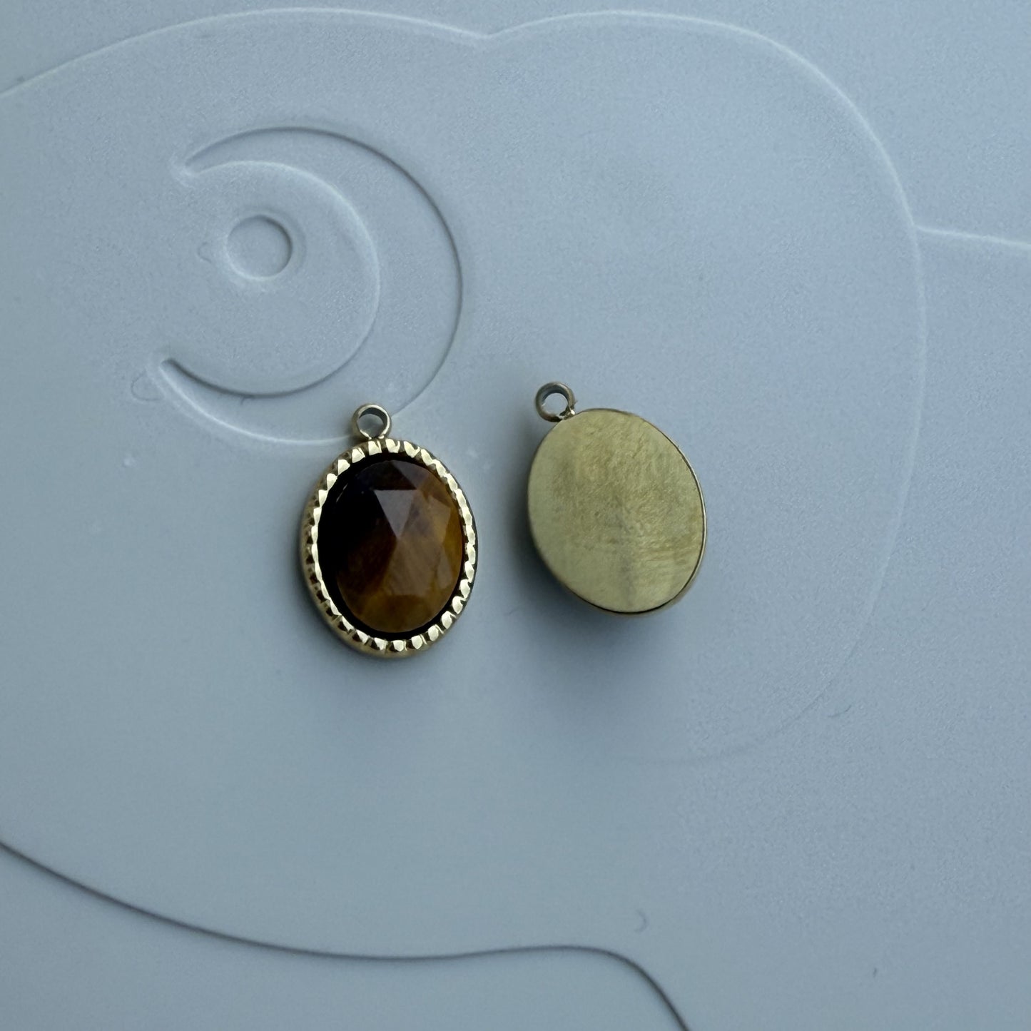 Vedhæng, m. tiger eye sten ca. 8.4x12.2 mm, rustfrit stål forgyldt med 18K guld, vandfast,  1 stk.