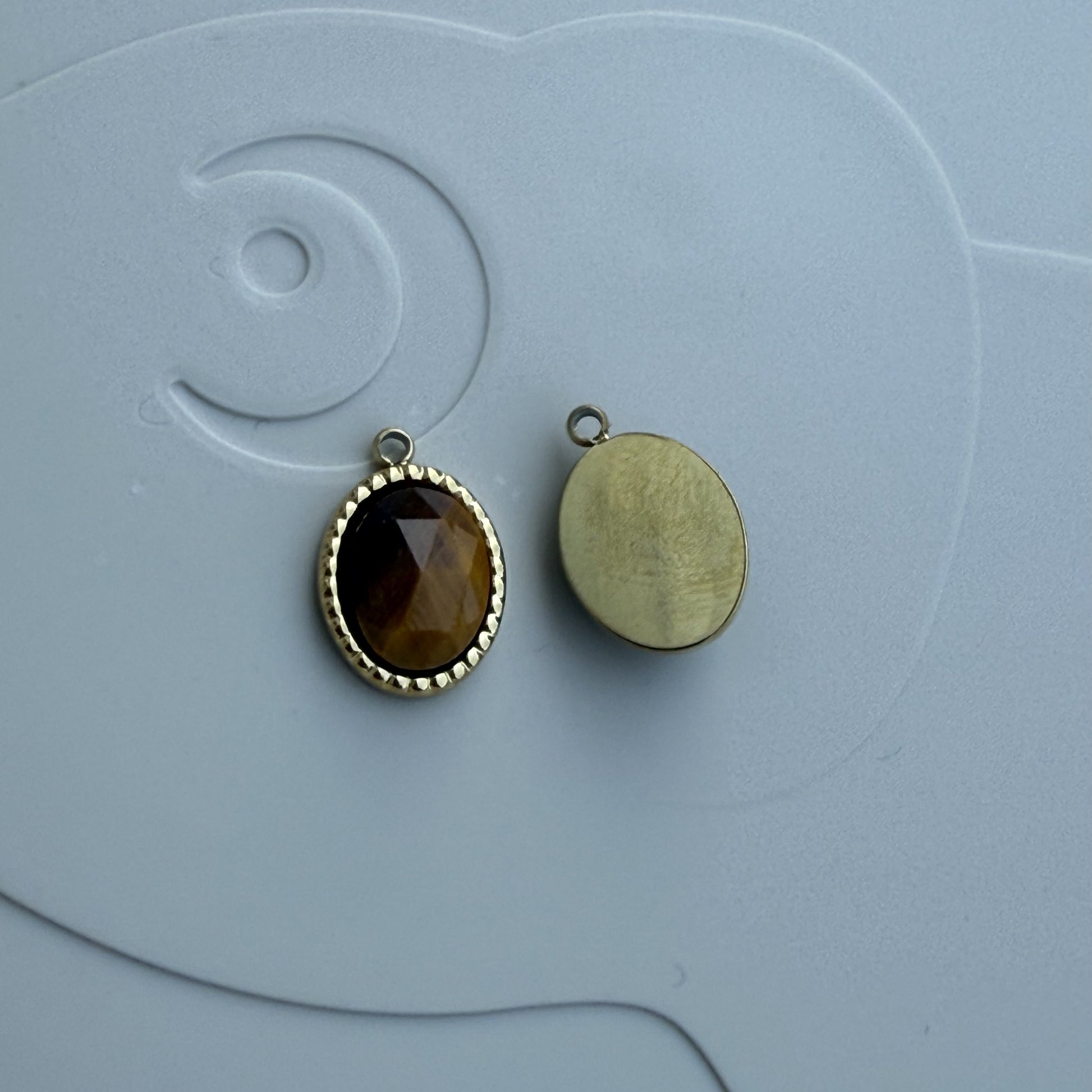 Vedhæng, m. tiger eye sten ca. 8.4x12.2 mm, rustfrit stål forgyldt med 18K guld, vandfast,  1 stk.
