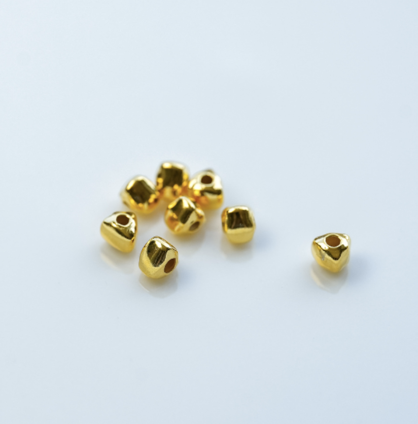 Mellemperle 3x2.5mm Trekantet Perler,SøLvbelagt, 18Kt Guldbelagte,4 stk.‌