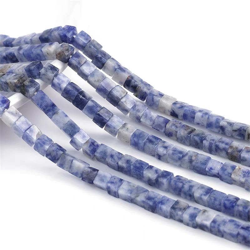 Sodalit , Firkantede perler  4.3 mm , hel streng