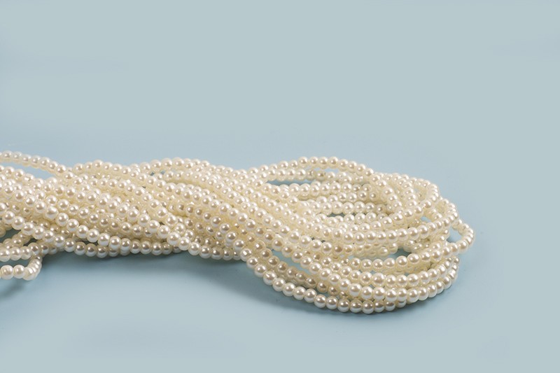 Glasperle, perlemor, ca. 3 mm, cremefarvet, ca. 195 perler