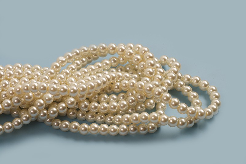 Glasperle, perlemor, ca. 5-6 mm, cremefarvet, ca. 185 perler