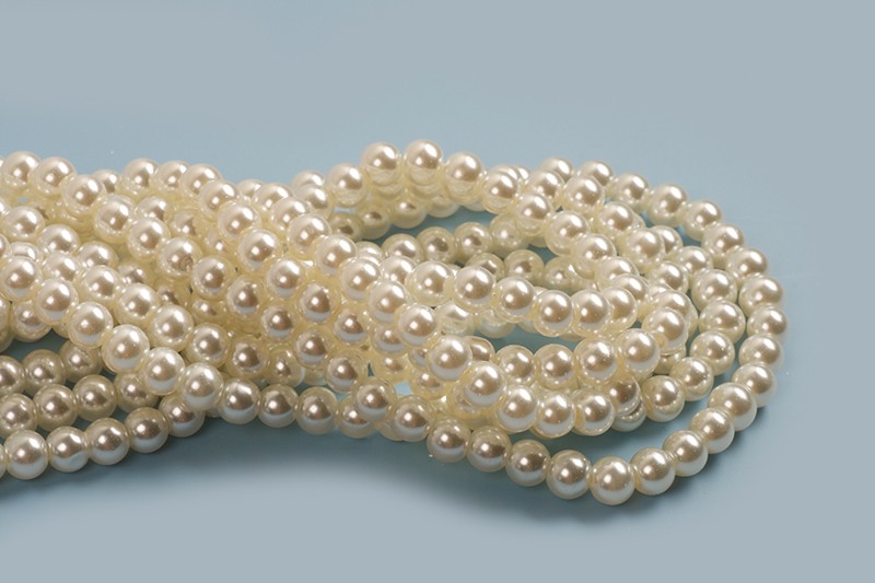 Glasperle, perlemor, ca. 6-7 mm, cremefarvet, ca. 145 perler