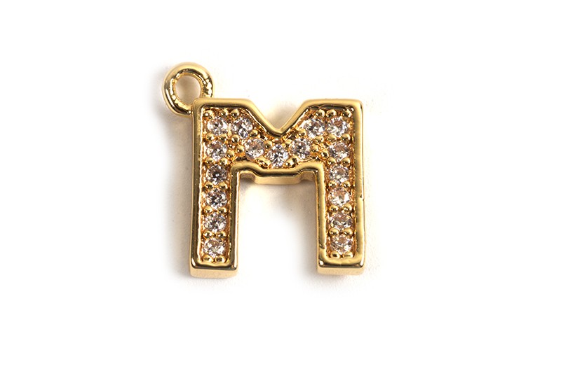 Bogstav m/zirkonia, M, 10,5x9 mm, forgyldt med 18K guld, 1 stk.