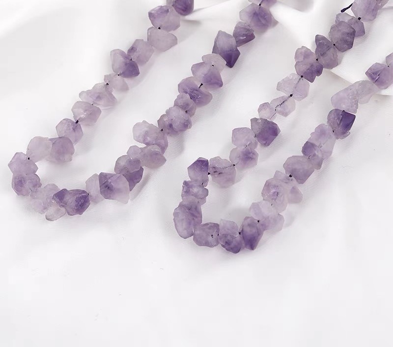 Amethyst, chips, ca. 6-14x6-14 mm, 1 streng