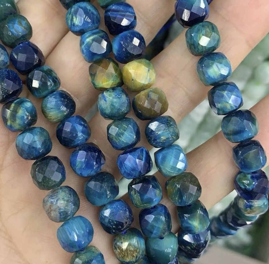 Apatite , facetteret firkantet 7 mm (A), hel streng