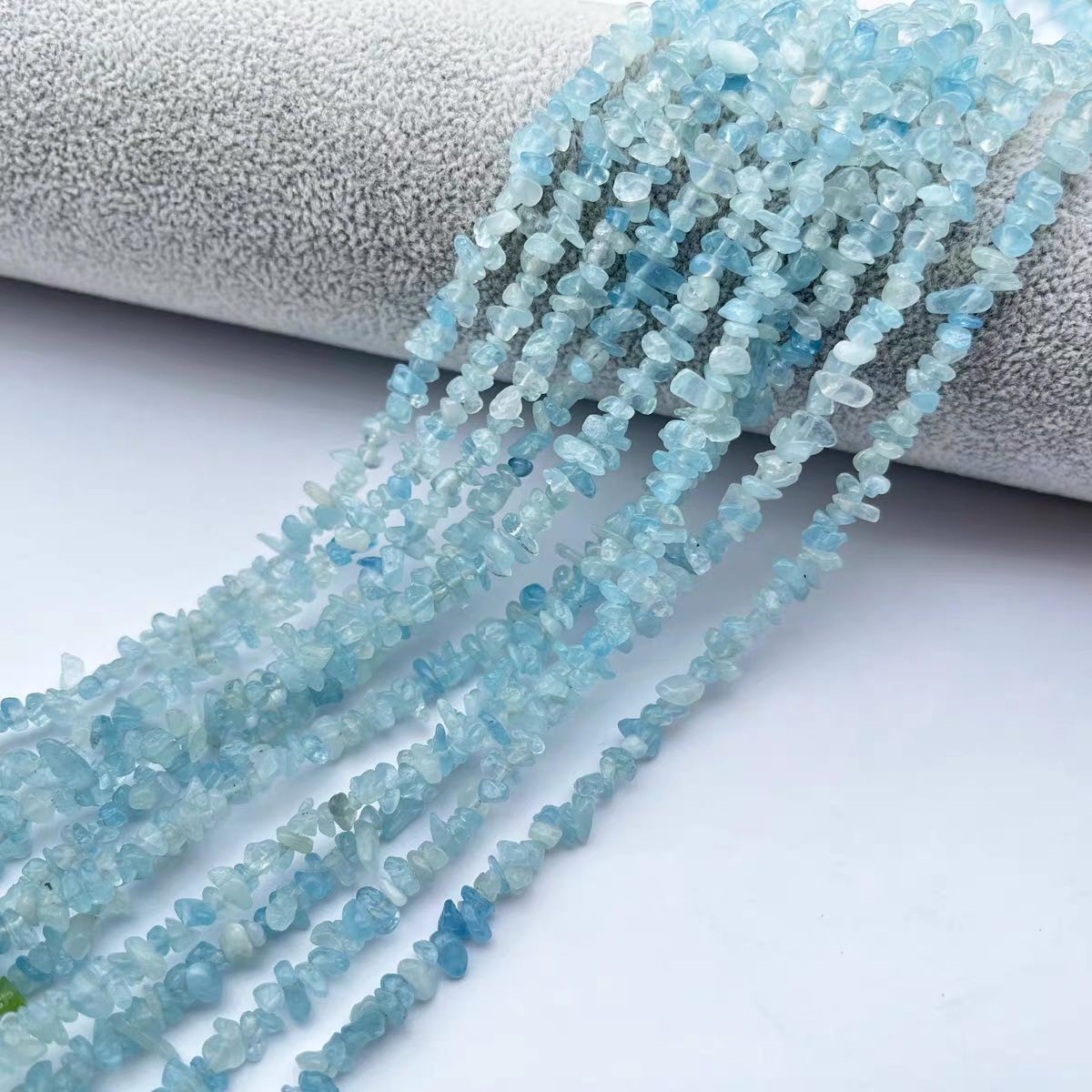 Aquamarin, chips, ca. 4-5x4-5 mm, 1 streng