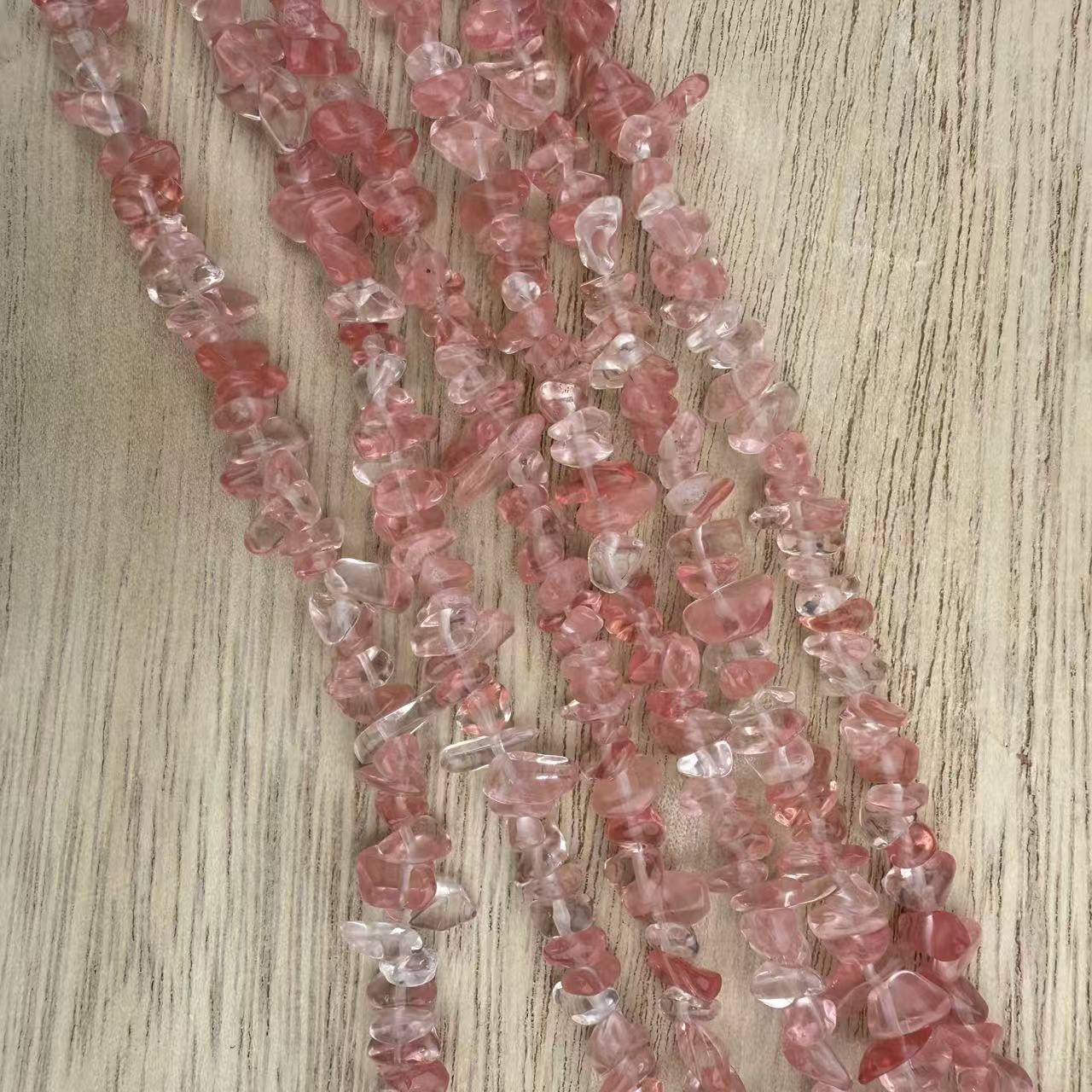Bjergkrystal, chips, jordbær pink ，ca. 3-5 x 3-5 mm, 1 streng