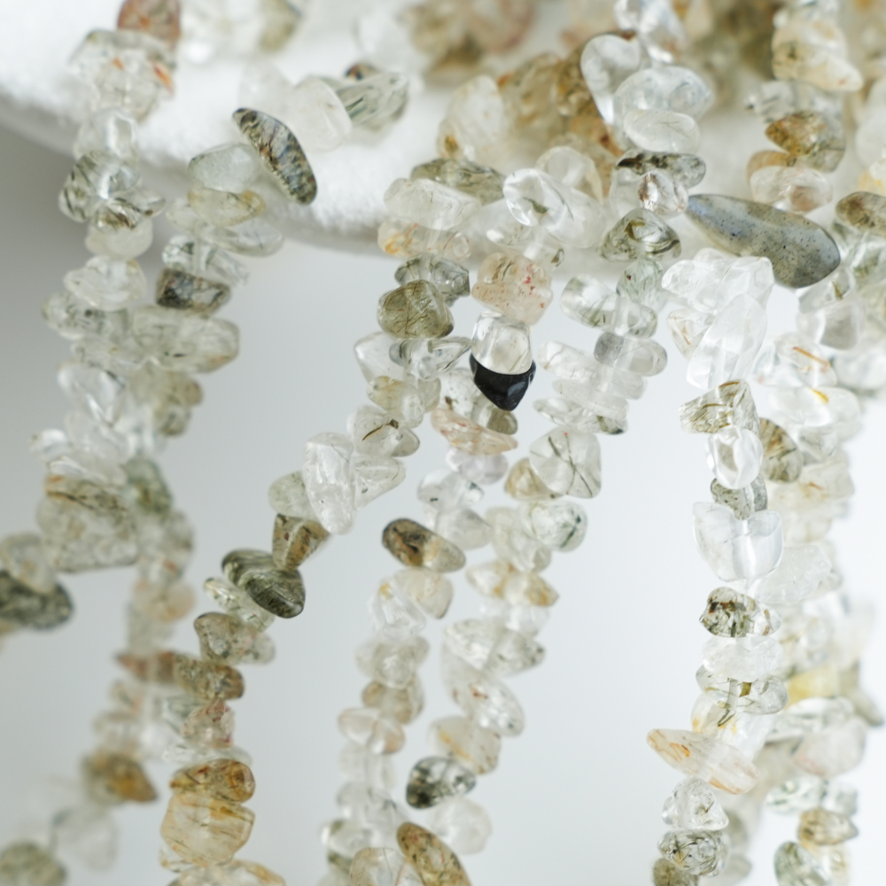 Grå hårkrystal,Chips Perler，Ca 3-8mm/78cm,hel streng