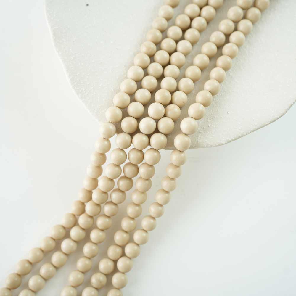 Hvid forstenet sten，8mm rund，hel streng 38cm