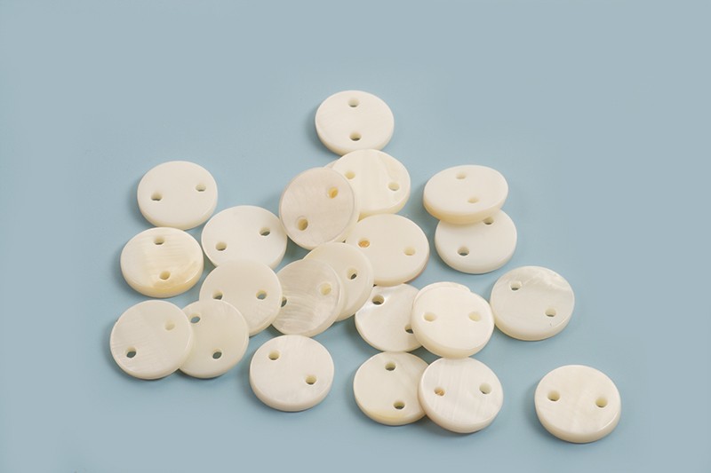 Shell pearls, mønt m/2 huller, ca.10x1,5 mm, hvid, 25 stk.