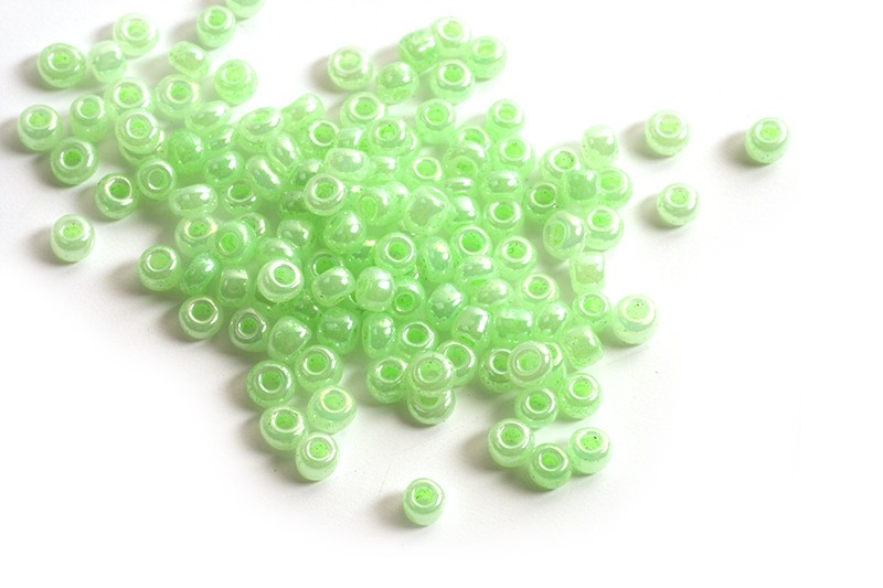 Seed beads, ca. 3 mm, mintgrøn med shine, ca. 15 gram