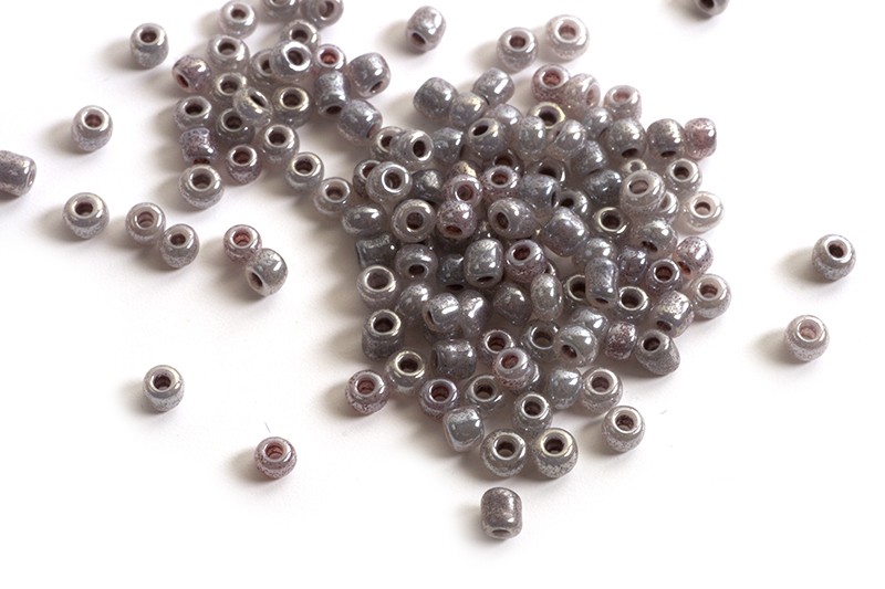 Seed beads, ca. 3 mm, grå med shine, ca. 15 gram