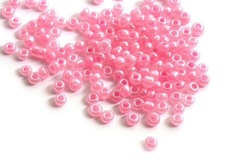 Seed beads, ca. 3 mm, lyserød med shine, ca. 15 gram