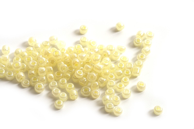 Seed beads, ca. 3 mm, lys gul med shine, ca. 15 gram