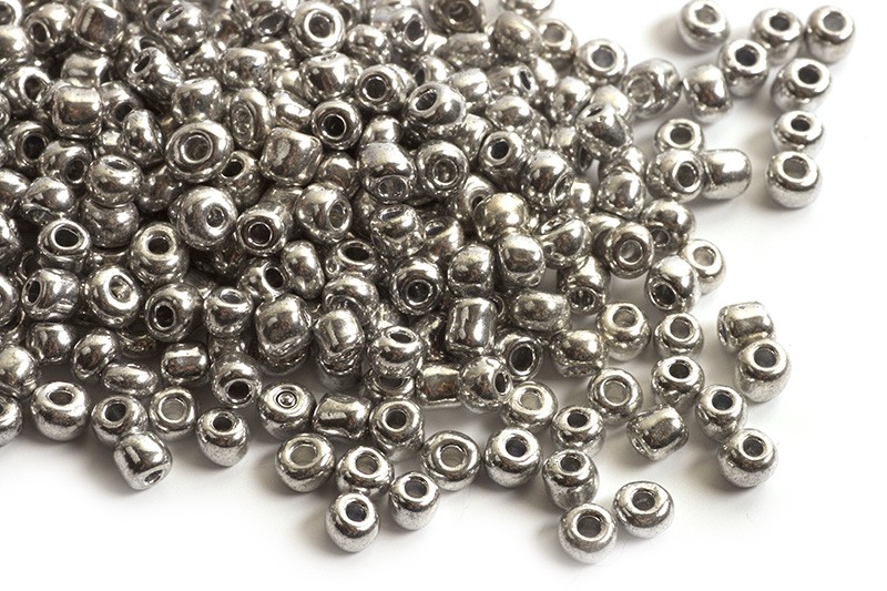 Seed beads, ca. 3,5-5,5 mm, sølvfarvede, ca. 50 gram