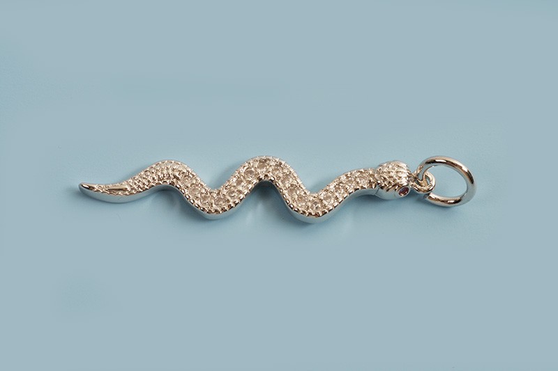 Vedhæng, slange m/zirkonia, ca. 29x6x2 mm, platiniumfarvet, 1 stk.